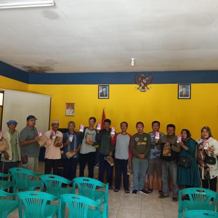 Pembagian Smartphone untuk para Ketua RW Desa Nagreg Kendan dari Bantuan Pemprov